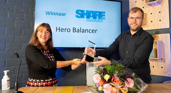 Alderman Marja Ruigrok presenting 2020 SHARE Award to Hero Balancer's Ted Braakman 